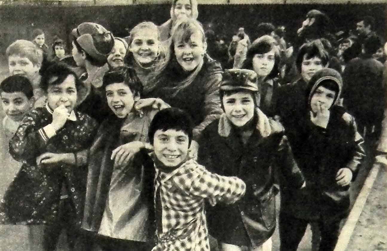 Вот они. французские школьники, будущие геологи, садовники, механики Вот они. французские школьники, будущие геологи, садовники, механики