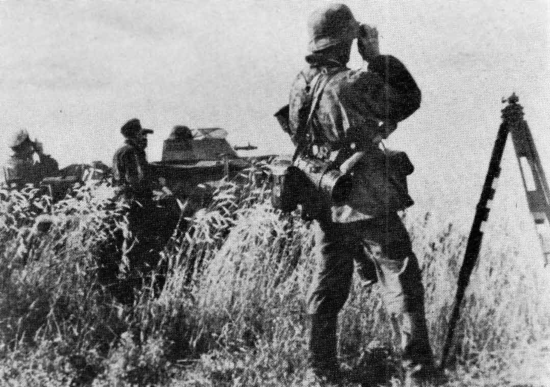 разведывательная группа с почти скрытым SdKfz 222 1942 год разведывательная группа с почти скрытым SdKfz 222 1942 год