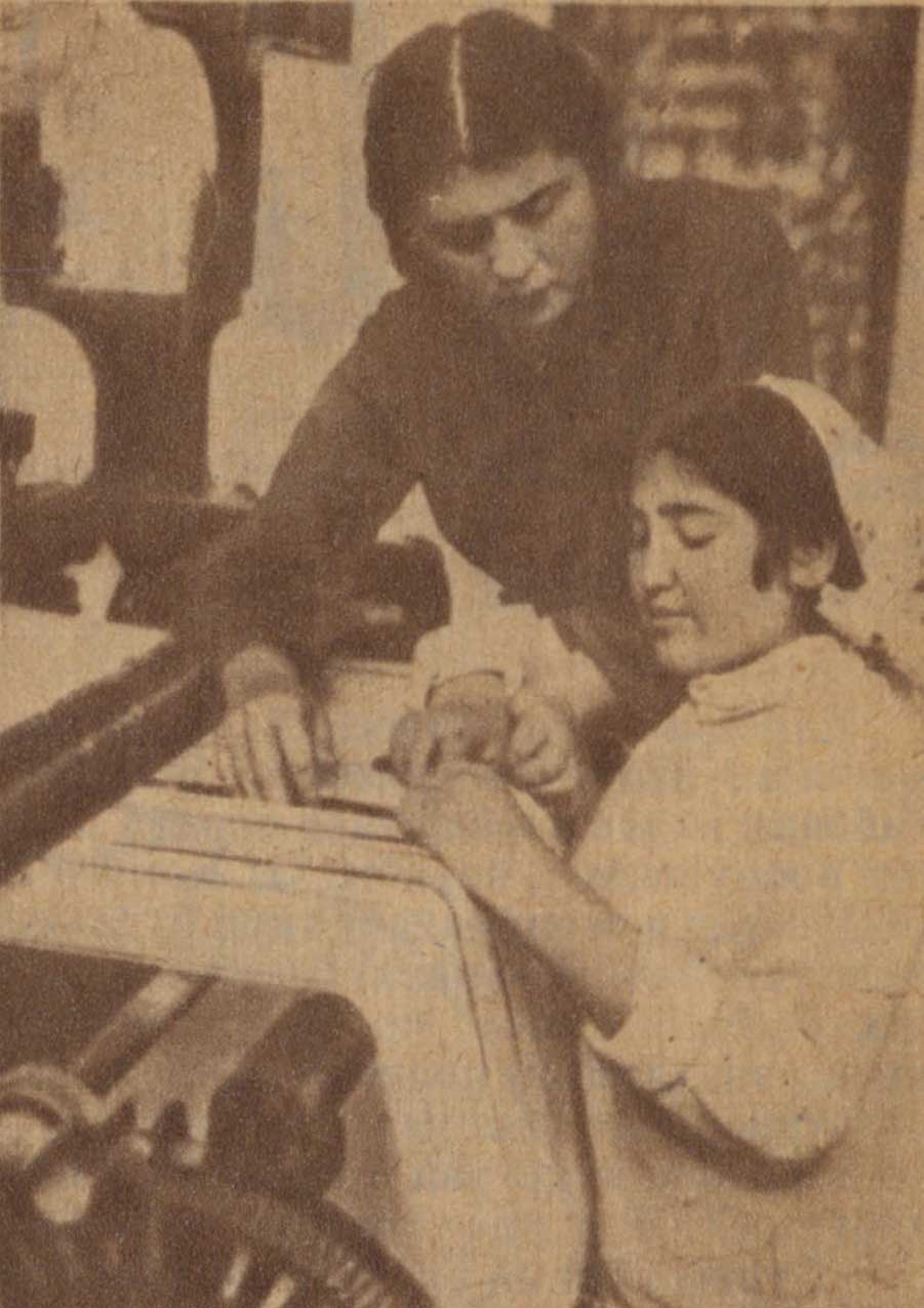Фергана Ткачиха фабрики им. Ленина т. Голубкова обучает Алаеву 1931 год Фергана Ткачиха фабрики им. Ленина т. Голубкова обучает Алаеву 1931 год