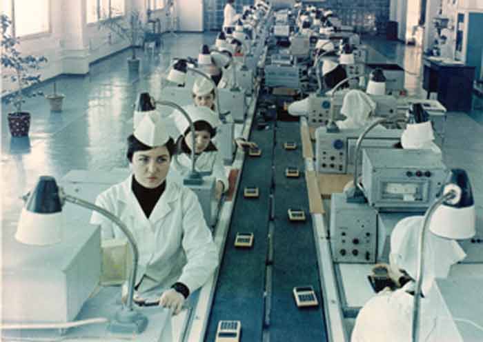 НПО "Кристалл"в 70-х сотни тысяч микрокалькуляторов НПО "Кристалл"в 70-х годах XX-го века выпустило сотни тысяч микрокалькуляторов