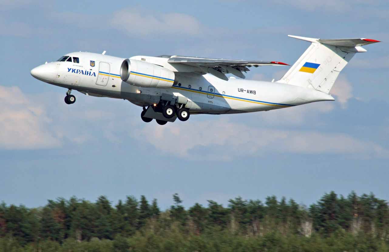 Взлет самолета Ан-74ТК-300 Взлет самолета Ан-74ТК-300