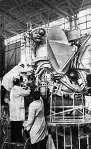 Автоматическая межпланетная станция &laquo;Венера-9&raquo; в сборочном цехе