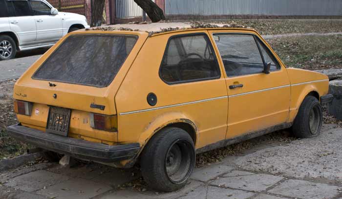 Volkswagen Golf Mk1 старинная машина, древняя